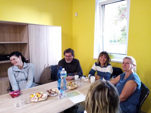 Beseda o historii budovy školy a řídícím učiteli Karlu Brynychovi